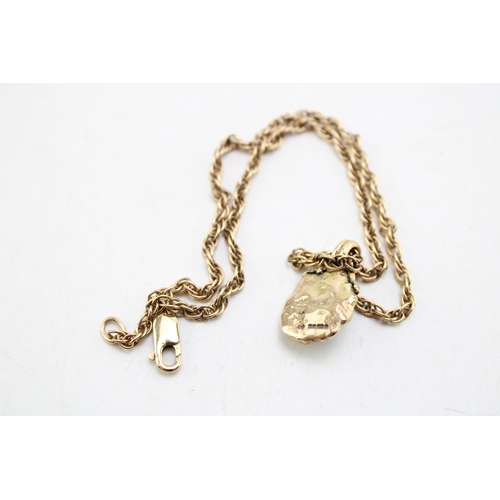 185 - A 9ct gold and sapphire brutalist pendant of organic nugget flower form with pair of leaves to the t... 