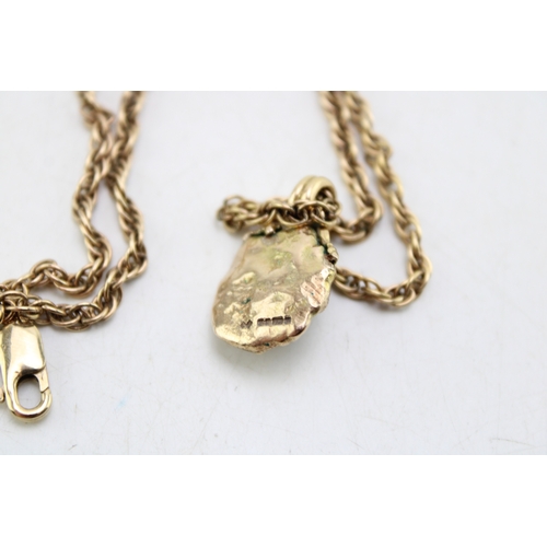 185 - A 9ct gold and sapphire brutalist pendant of organic nugget flower form with pair of leaves to the t... 