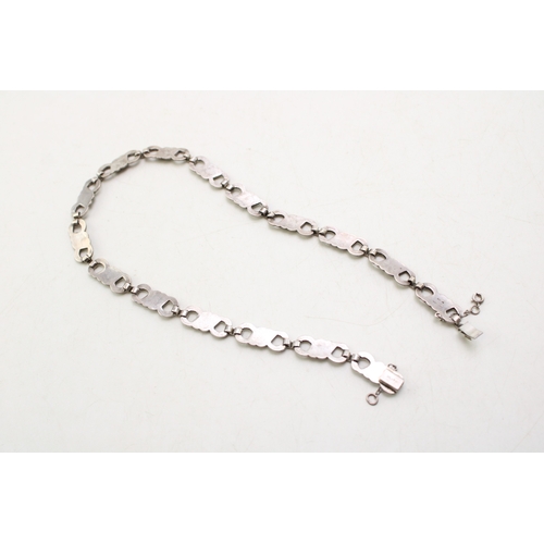 196 - A silver marcasite necklace, 39cm long.