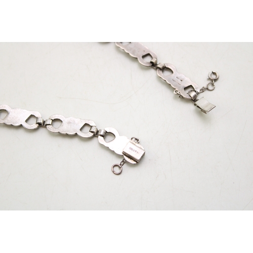 196 - A silver marcasite necklace, 39cm long.