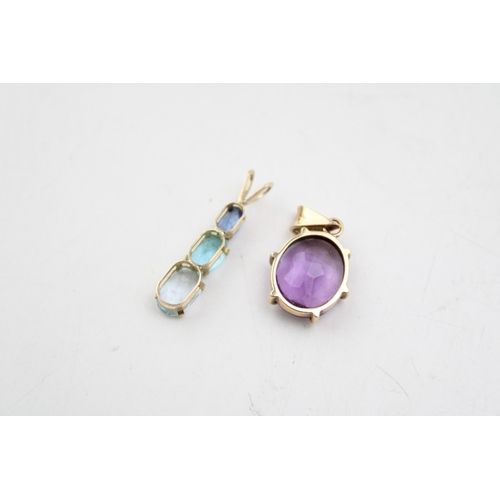 198 - A 9ct gold pendant, with purple coloured stone, with  a 9ct gold three-stone example, 2.1g (2).