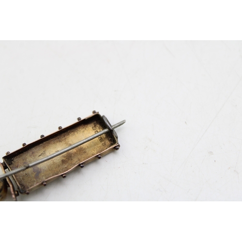 209 - A 9ct brooch with foliate engraving, 2.9g, with steel pin, 40mm wide.