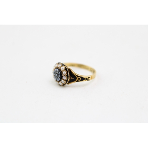 231 - A Victorian 15ct gold mourning ring, set with central five petalled black shell cameo, surrounded by... 