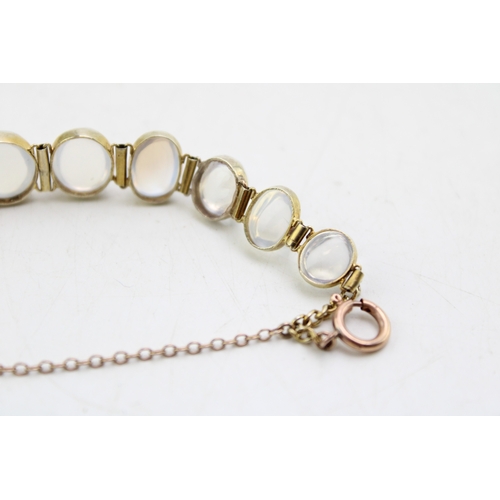 236 - A 9ct gold and moonstone bracelet set with eleven panels of oval moonstone cabochons, of graduated s... 
