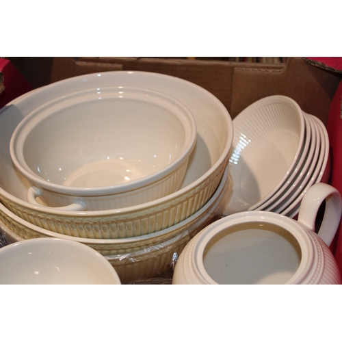 271 - Wedgwood 'Windor' and 'Edme' pattern dinner and tea wares to include teapot, dinner plates, mixing b... 