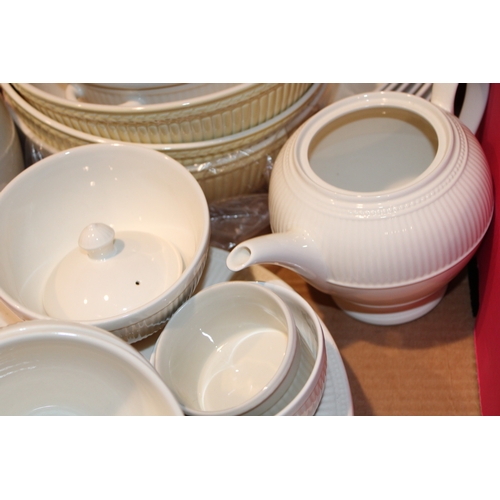 271 - Wedgwood 'Windor' and 'Edme' pattern dinner and tea wares to include teapot, dinner plates, mixing b... 