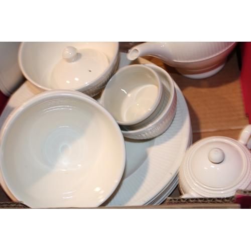 271 - Wedgwood 'Windor' and 'Edme' pattern dinner and tea wares to include teapot, dinner plates, mixing b... 