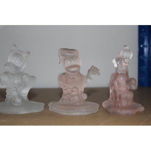 292 - A collection of Walt Disney paperweights, to include Donald Duck, Daisy, Minnie Mouse and others (6)... 