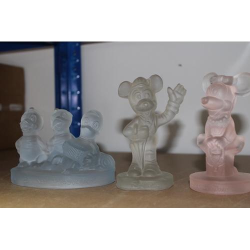 292 - A collection of Walt Disney paperweights, to include Donald Duck, Daisy, Minnie Mouse and others (6)... 