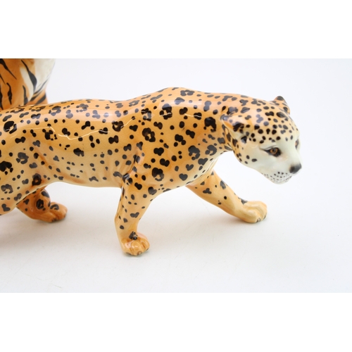 105 - Beswick Tiger 2096 together with Leopard 1082, 19cm tall, 31cm wide.