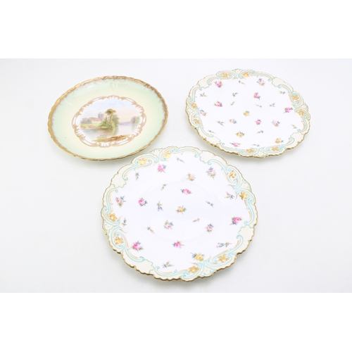 226 - A pair of Copeland Spode cabinet plates with floral sprays, gilt borders, 23cm diamete, with a plate... 