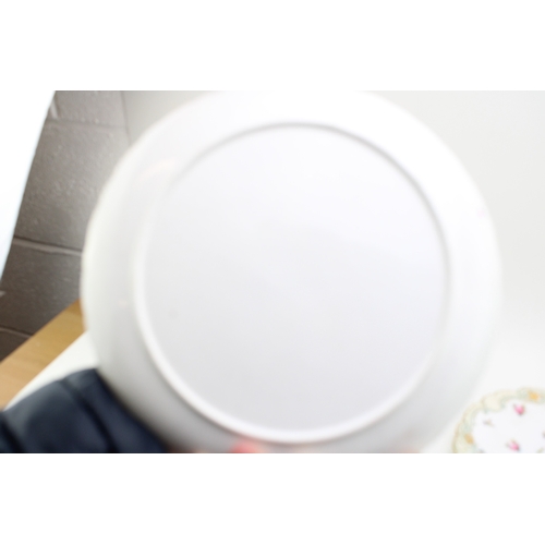 226 - A pair of Copeland Spode cabinet plates with floral sprays, gilt borders, 23cm diamete, with a plate... 