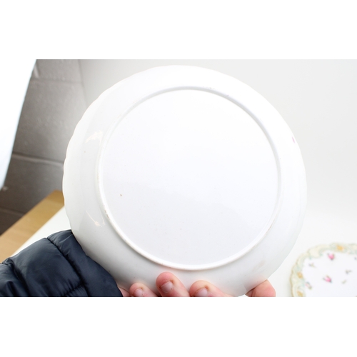 226 - A pair of Copeland Spode cabinet plates with floral sprays, gilt borders, 23cm diamete, with a plate... 