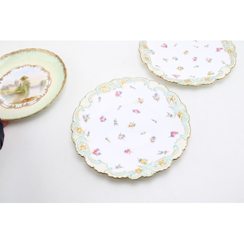 226 - A pair of Copeland Spode cabinet plates with floral sprays, gilt borders, 23cm diamete, with a plate... 