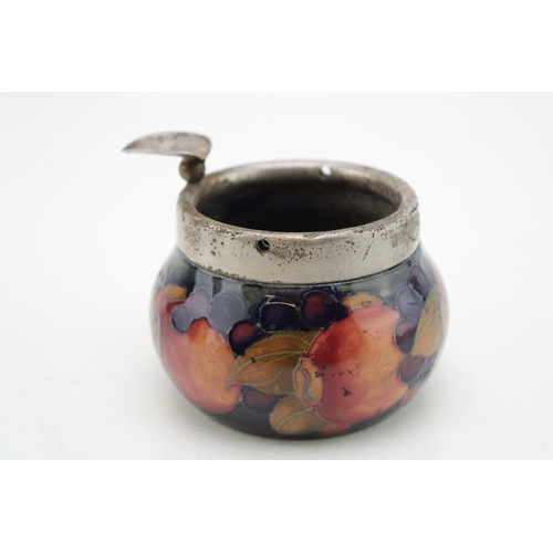 32 - Moorcroft Pomogranate ashtray, 8.5cm diameter.
