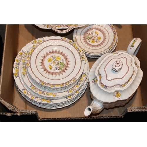 340 - A collection of Spode 'Buttercup' 2/7873 pattern tea and dinnerware to include six 27.5cm dinner pla... 