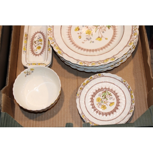 340 - A collection of Spode 'Buttercup' 2/7873 pattern tea and dinnerware to include six 27.5cm dinner pla... 