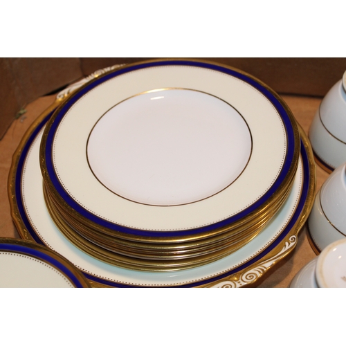 356 - Minton K 396 pattern tea set to include, teapot, cream, sugar bowl, sandwich / cake plate and six tr... 