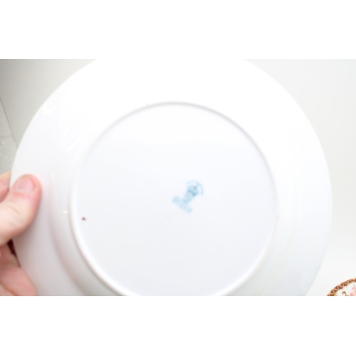 40 - Royal Crown Derby Desert Service pattern 3712 Kings pattern to include six 23cm diameter plates and ... 