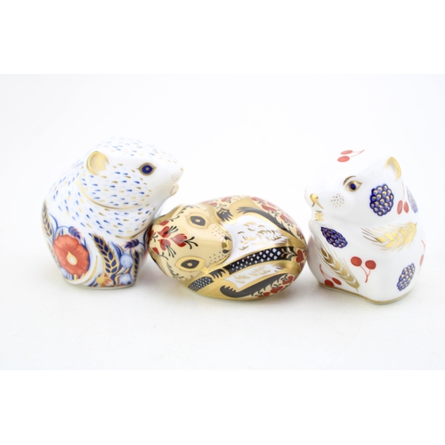 46 - A Royal Crown Derby paperweight, Collectors Guild Exclusive Poppy Mouse, 9cm, gold stopper and red p... 