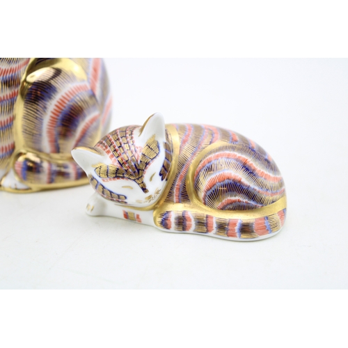 48 - A Royal Crown Derby Cat paperweight, 13cm tall, date code for 1986 (XLIX), decorated in the Imari pa... 