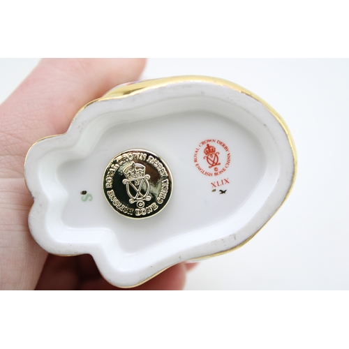 48 - A Royal Crown Derby Cat paperweight, 13cm tall, date code for 1986 (XLIX), decorated in the Imari pa... 
