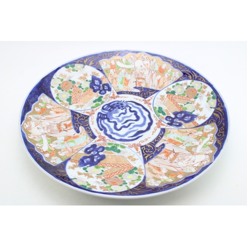 494 - A large early 20th century Japanese Imari charger, with painted decoration to the reverse, 46cm diam... 