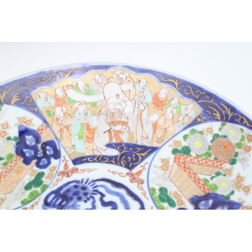 494 - A large early 20th century Japanese Imari charger, with painted decoration to the reverse, 46cm diam... 