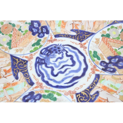 494 - A large early 20th century Japanese Imari charger, with painted decoration to the reverse, 46cm diam... 