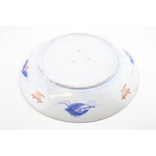 494 - A large early 20th century Japanese Imari charger, with painted decoration to the reverse, 46cm diam... 