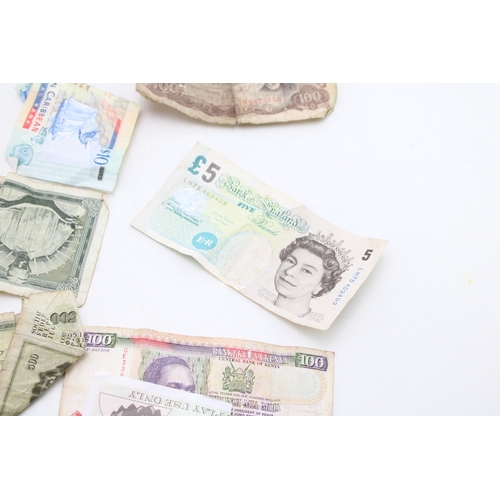 555 - A mixed collection of banknotes to include uk and foreign examples, (Qty).