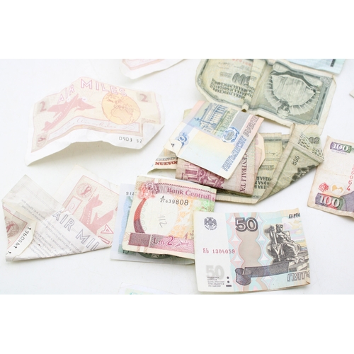 555 - A mixed collection of banknotes to include uk and foreign examples, (Qty).