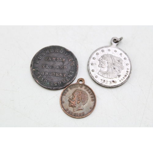 561 - Coins to include one with 'The Loyd's Prayer', stamped foreign, 'The Willenhall Flourish' token and ... 
