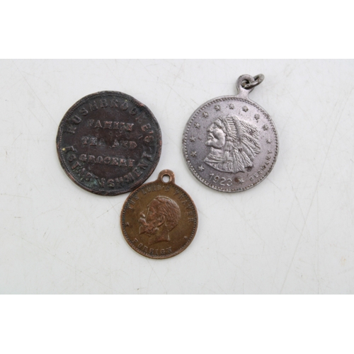 561 - Coins to include one with 'The Loyd's Prayer', stamped foreign, 'The Willenhall Flourish' token and ... 