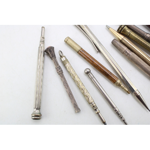 567 - Vintage fountain pens to include two Parker examples together with silver propelling pencils and oth... 