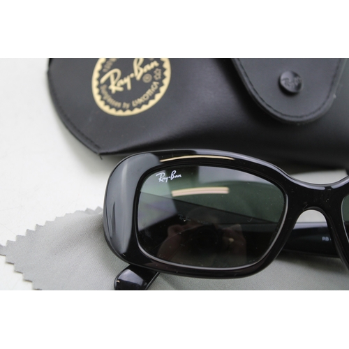 568 - A pair cased of Ray-Ban RB4122 women's rectangular sunglasses in polished black with green G-15 lens... 