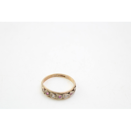 588 - 9ct gold ring set with red and white stones, ring size L, 1.6g.