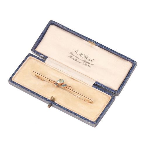 Cased Art Nouveau 9ct gold bar brooch / stock pin with three aquamarine gemstones set in naturalist floral setting, hallmarked Chester 1923, width 6cm, 2.8g.