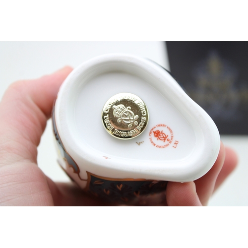 231 - A Royal Crown Derby paperweight, Penguin and Chick, date code for 1998 (LXI), gold stopper and red R... 
