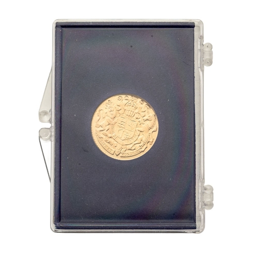 27 - 9ct gold Queen Elizabeth II Silver Jubilee commemorative medal, 2.5g, with certificate.