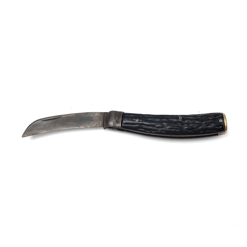 222 - John Watts of Sheffield flat cap pruner pocket knife, horn handle, blade 6.5cm long, total length 16... 