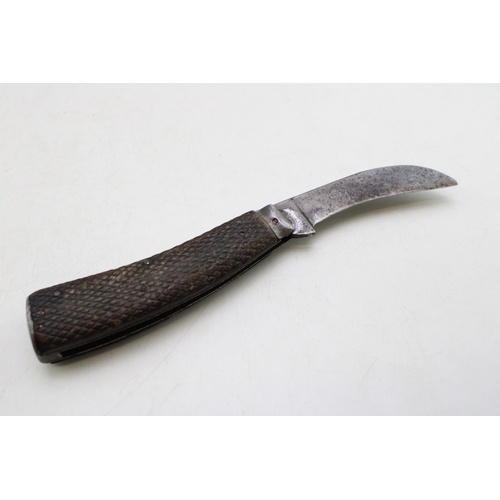 219 - An antique flat cap pruner pocket knife, Sheffield made, makers mark rubbed, blade stamped 'Cross Da... 