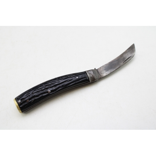 222 - John Watts of Sheffield flat cap pruner pocket knife, horn handle, blade 6.5cm long, total length 16... 