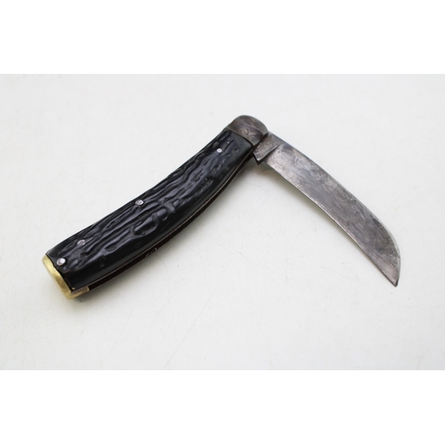222 - John Watts of Sheffield flat cap pruner pocket knife, horn handle, blade 6.5cm long, total length 16... 
