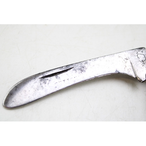 231 - A Sutton & Son antique flat cap pruning pocket knife, engraved with kettle, stag antler handle, blad... 
