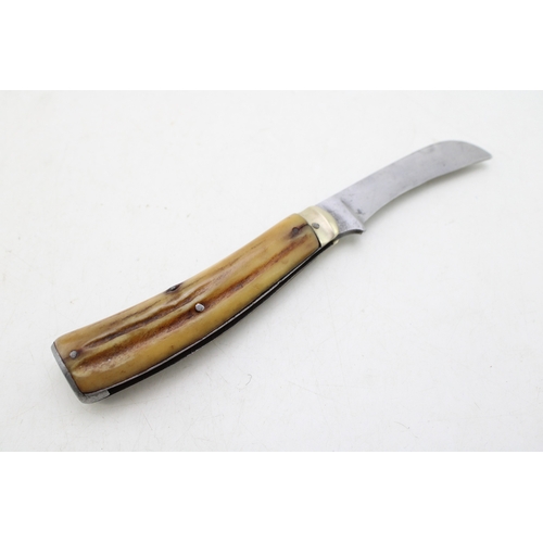 232 - An antique flatcap pruner pocket knife, Sheffield-made, with stag antler handle, blade 7cm long, tot... 