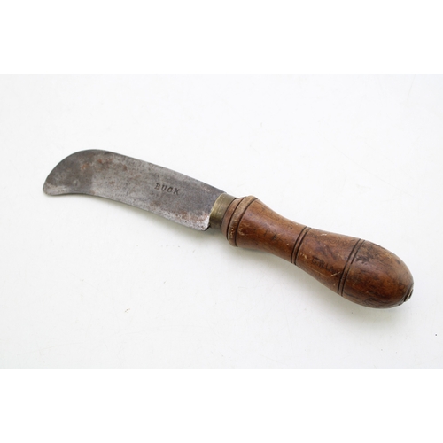 242 - A superb collection of antique billhooks to include  gentleman's and lady's billhooks comprising Vic... 