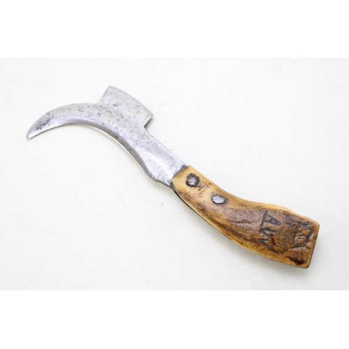 242 - A superb collection of antique billhooks to include  gentleman's and lady's billhooks comprising Vic... 