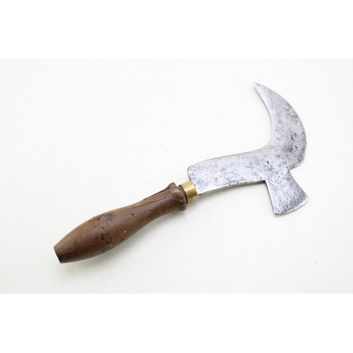 242 - A superb collection of antique billhooks to include  gentleman's and lady's billhooks comprising Vic... 
