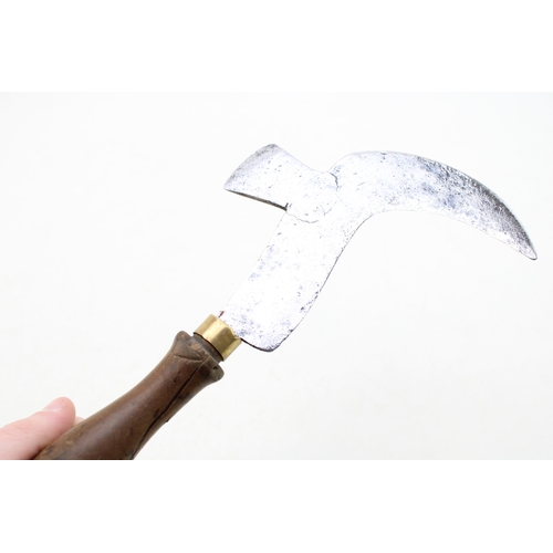 242 - A superb collection of antique billhooks to include  gentleman's and lady's billhooks comprising Vic... 